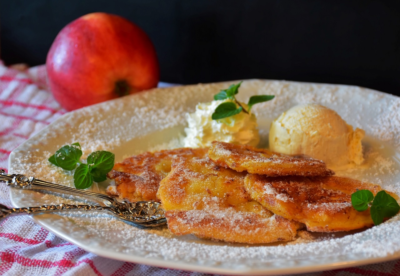 Packs with apple on greek yoghurt