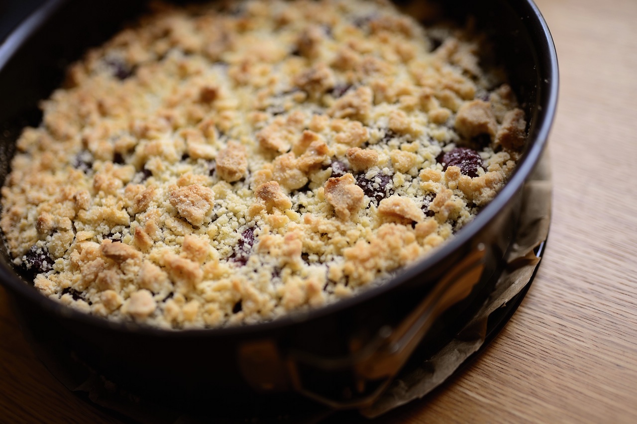 Shortbread cake with blueberries and crumble